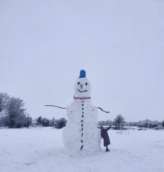 爱尔兰大雪天你在干嘛？有人堆了一个7米高的雪人